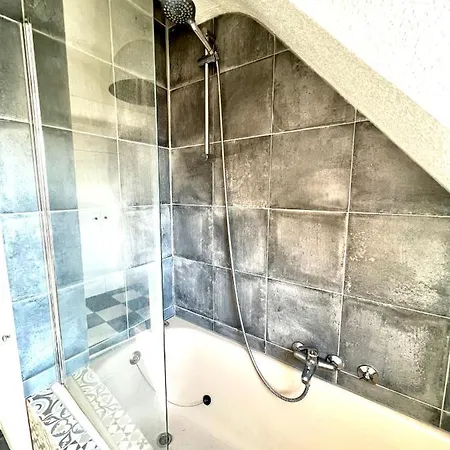 Feelhome, Flughafen Nah,2-schlafzimmer, Badewanne, Zentral, Wifi, Floor Lägenhet *